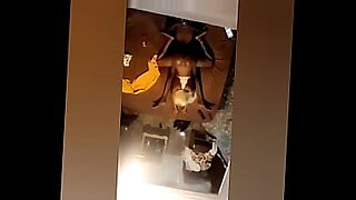 mujeres espiando como cojen a sus amigas por la ventana