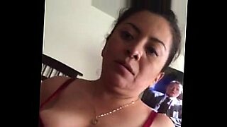 chica quitandose la ropa por primera vez